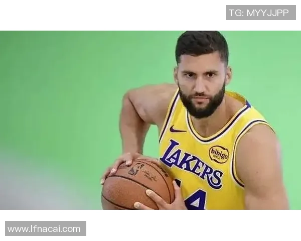 湖人狂虐雄鹿！里夫斯逆袭当大腿，克莱伯成躲藏功臣